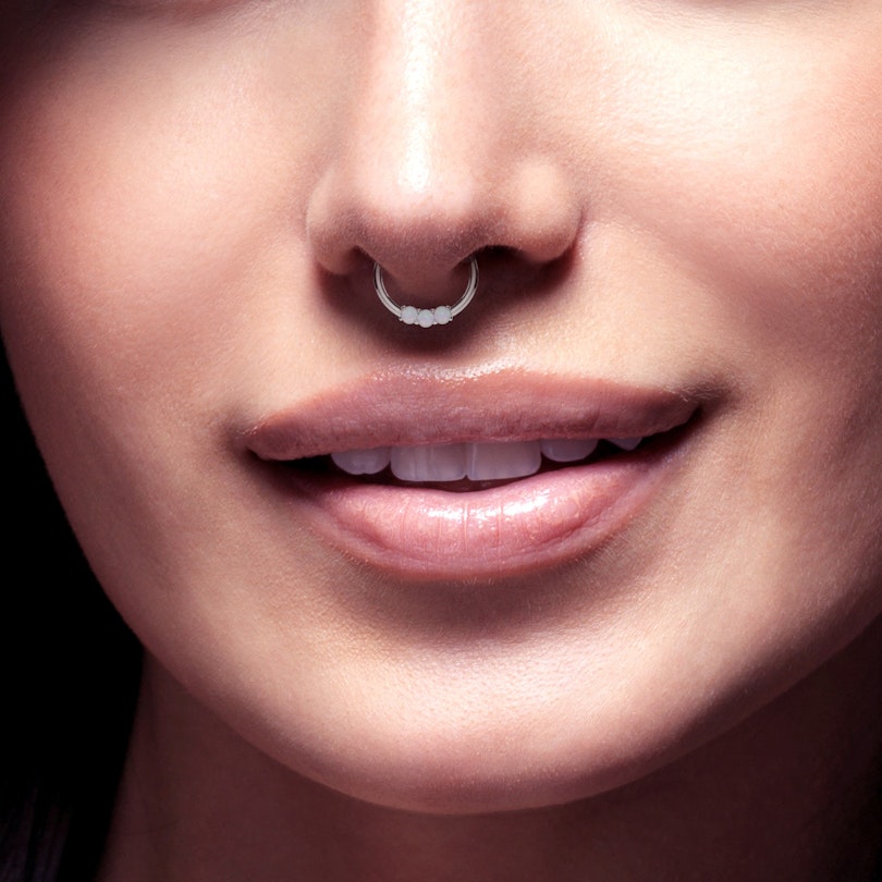 Septum pīrsings ar opalītiem