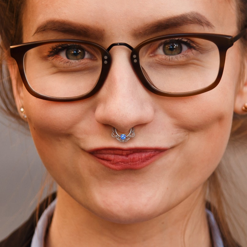 Septum pīrsings ar opāla akmeni un ķēdes dizainu