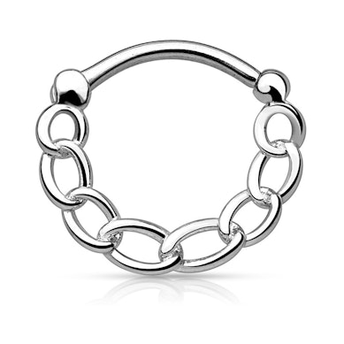 Septum pīrsings ar ķēdīti