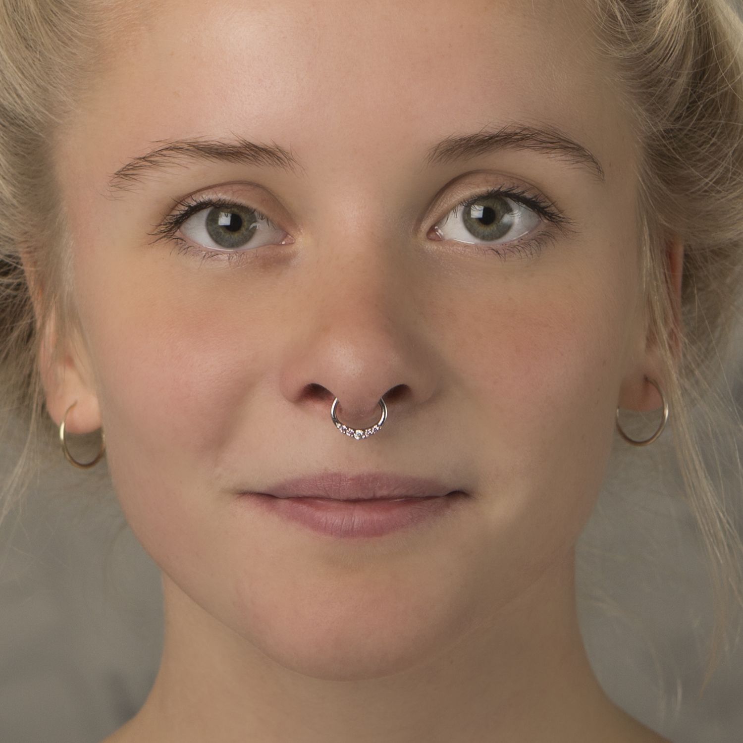 Septum pīrsings ar pieciem kristāliem