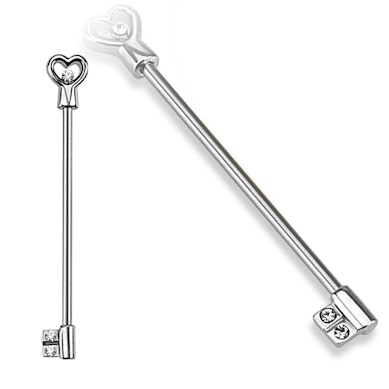 Industriālais pīrsings atslēgas formā