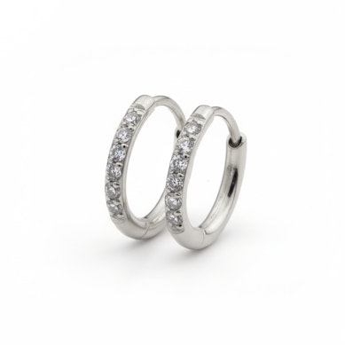 Pāris ar ķirurģiskā tērauda huggie auskariem ar akmentiņiem