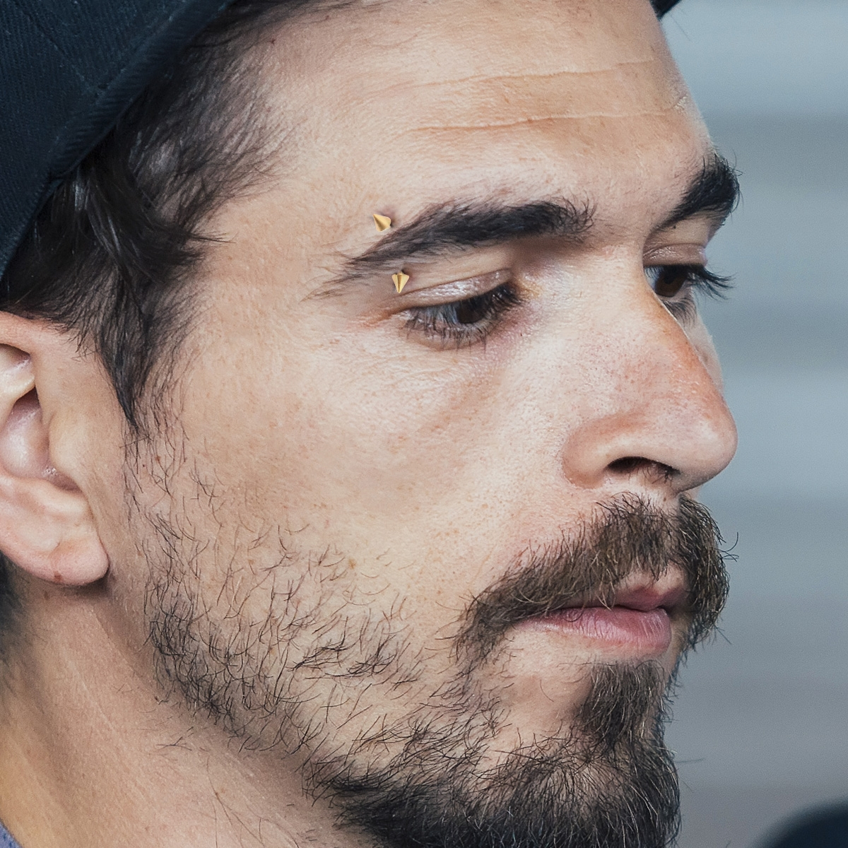 Izliekts stienītis ar zelta pārklājumu un dzeloņveida uzgaļiem