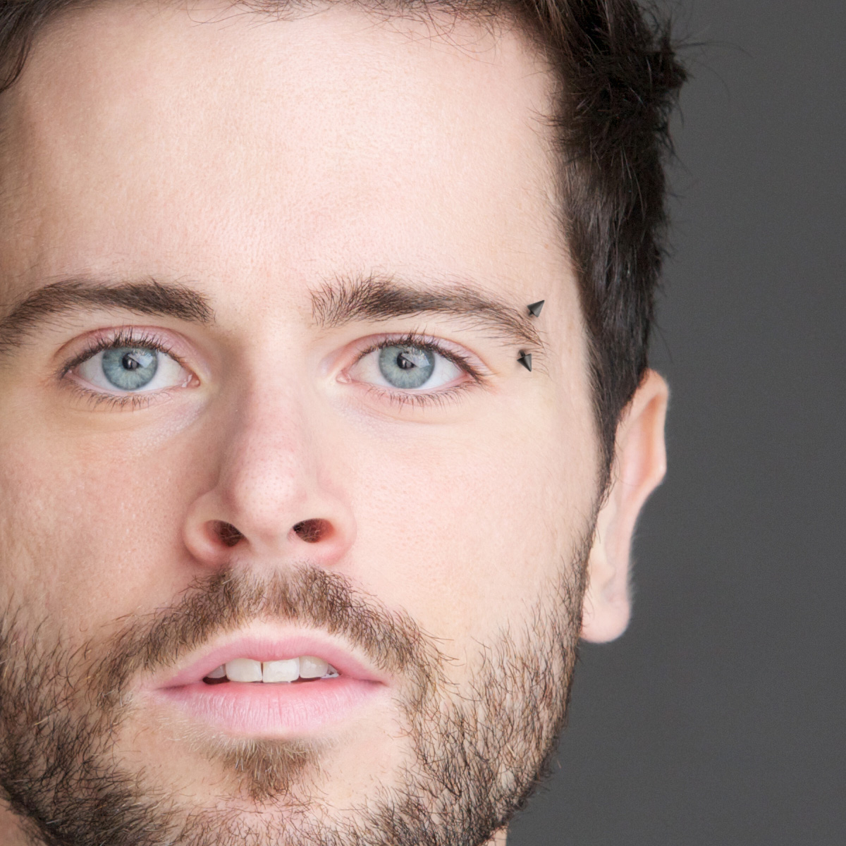 Izliekts stienītis matēti melns ar dzeloņveida uzgaļiem