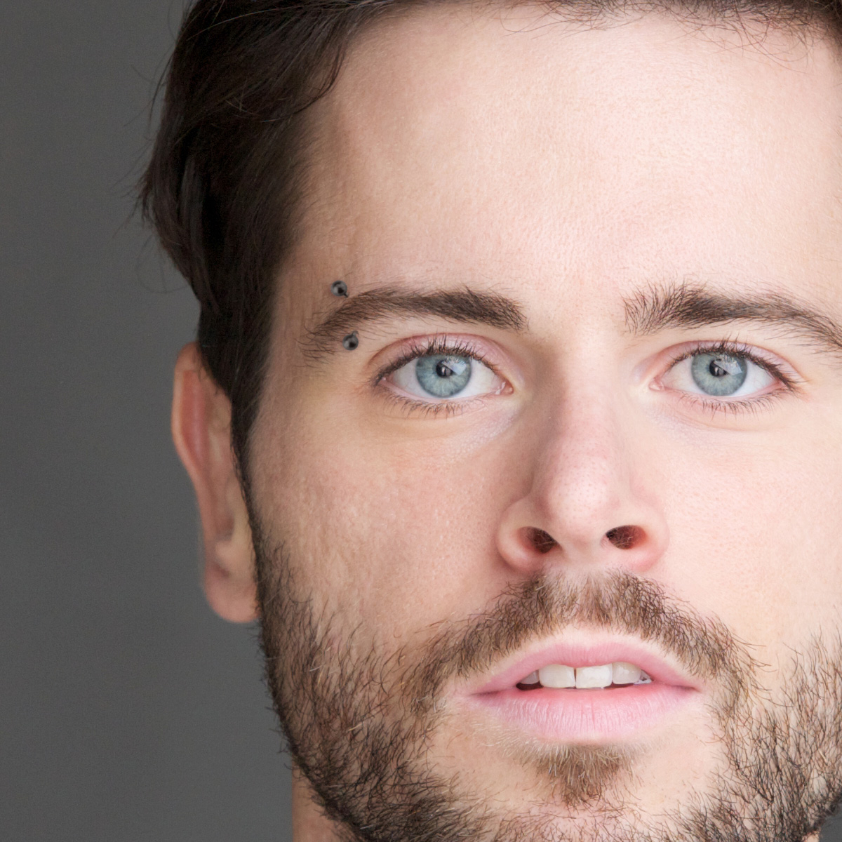 Izliekts stienītis matēti melns