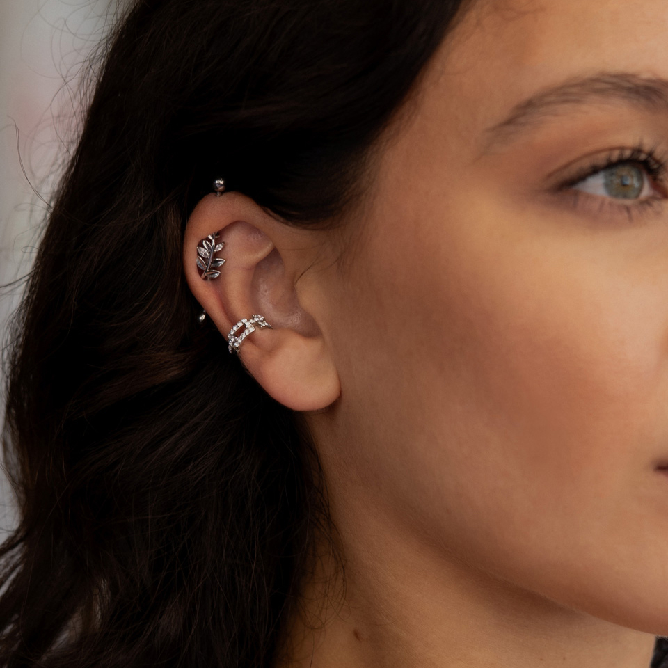 Industriālais stienītis ar lapiņām un kristāliem