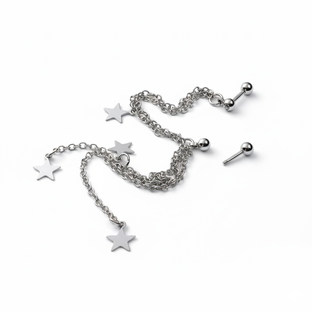 Tragus vai Helix pīrsings ar zvaigznēm un ķēdēm