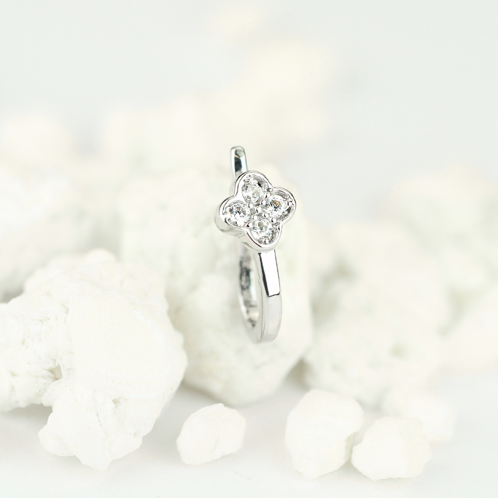 Viltus deguna pīrsings ar āboliņu no kristāliem