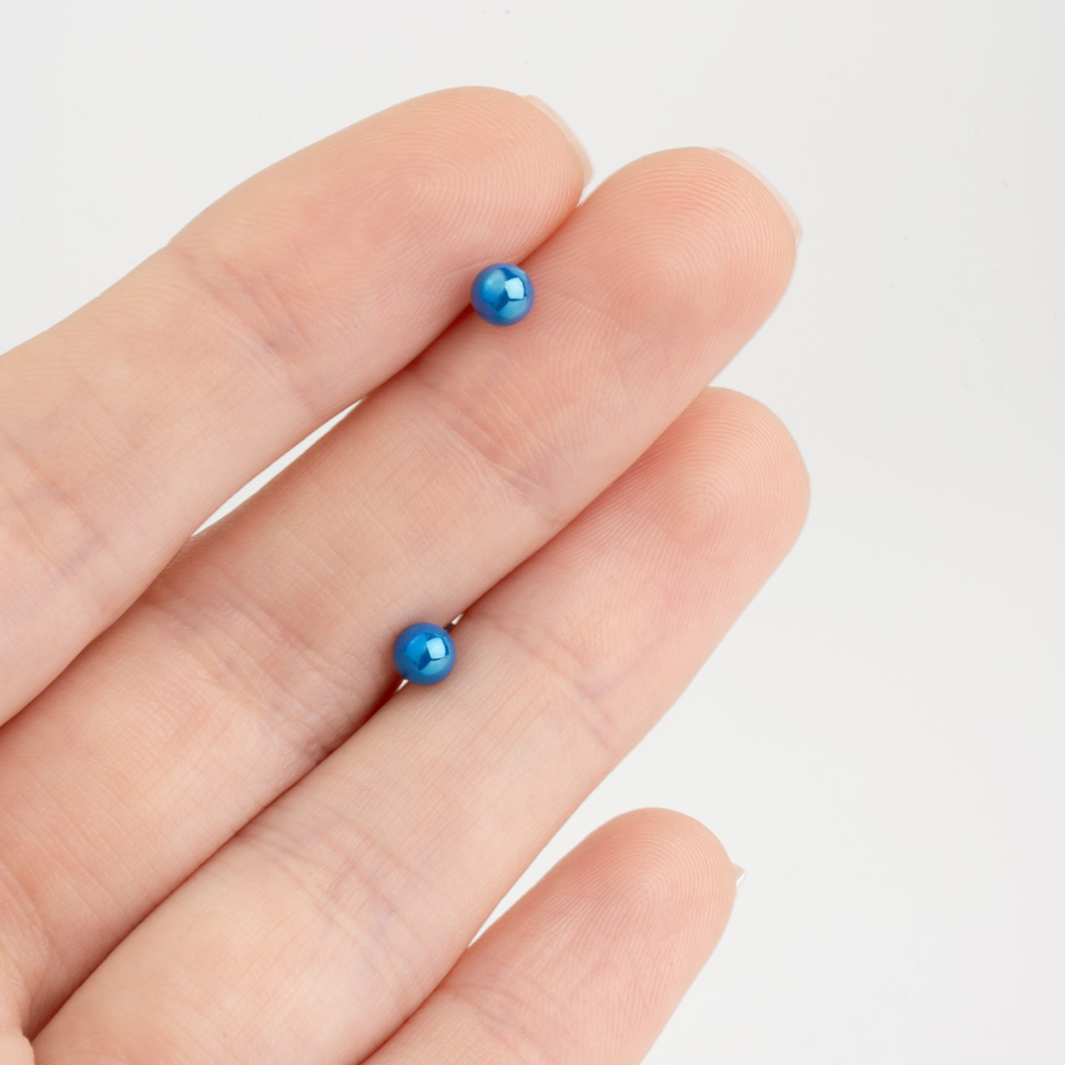 Labrete ar metāliskas krāsas bumbiņveida uzgali