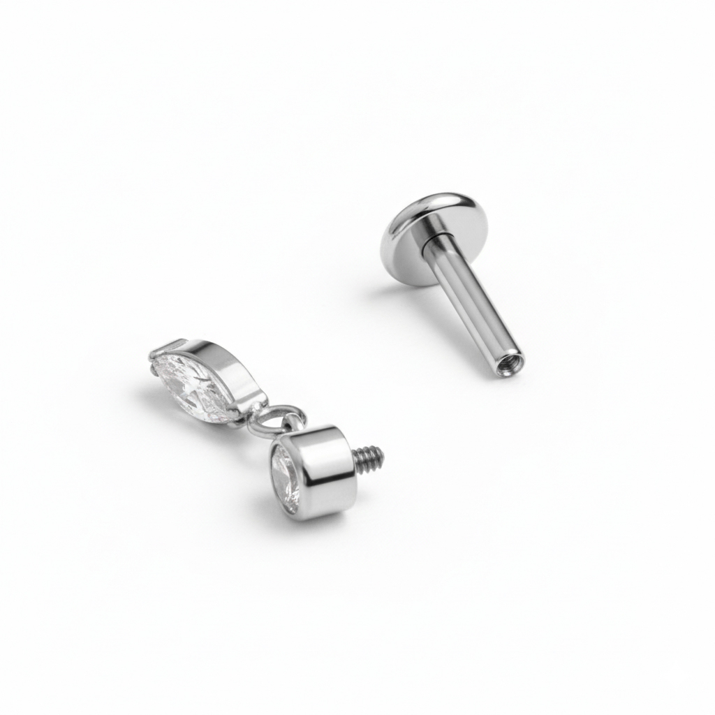 Labrete no titāna ar marķīzes slīpējuma kristāla kulonu