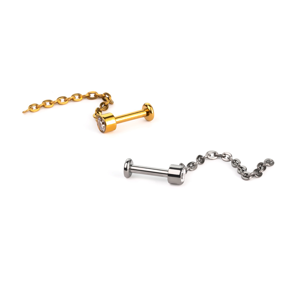 Smalka titāna labrete ar akmentiņu un ķēdītes piekariņu