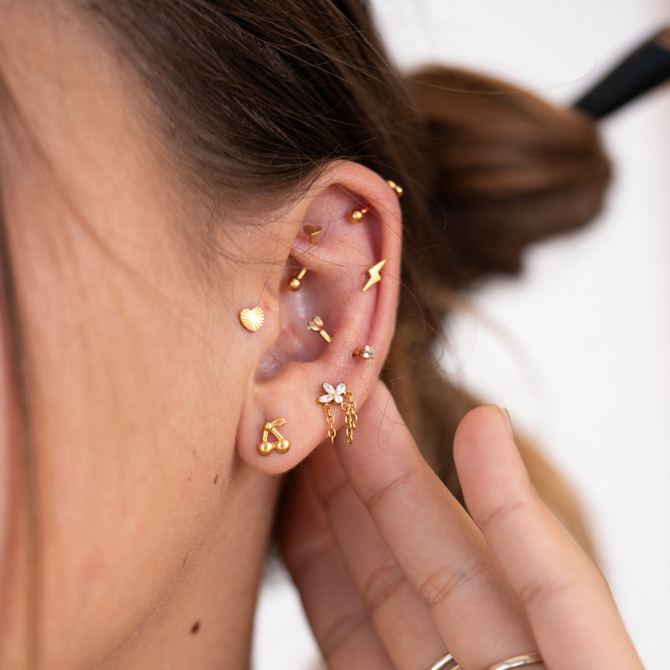 Titāna labrete ar ķiršiem un plakanu aizmuguri