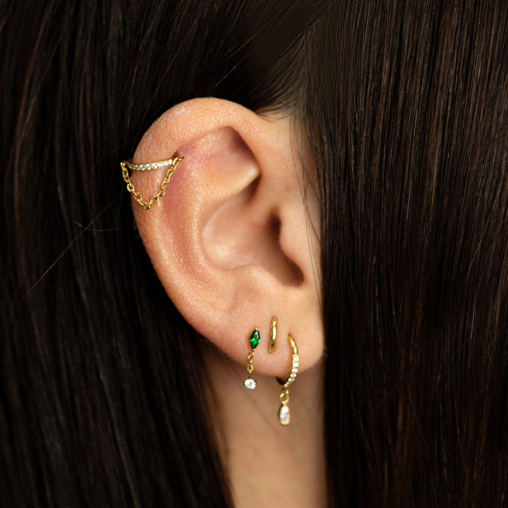 Titāna labrete ar smaragda krāsas akmentiņu un piekariņu