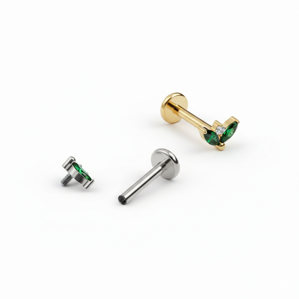 Titāna labrete ar smaragda krāsas akmentiņu pāri