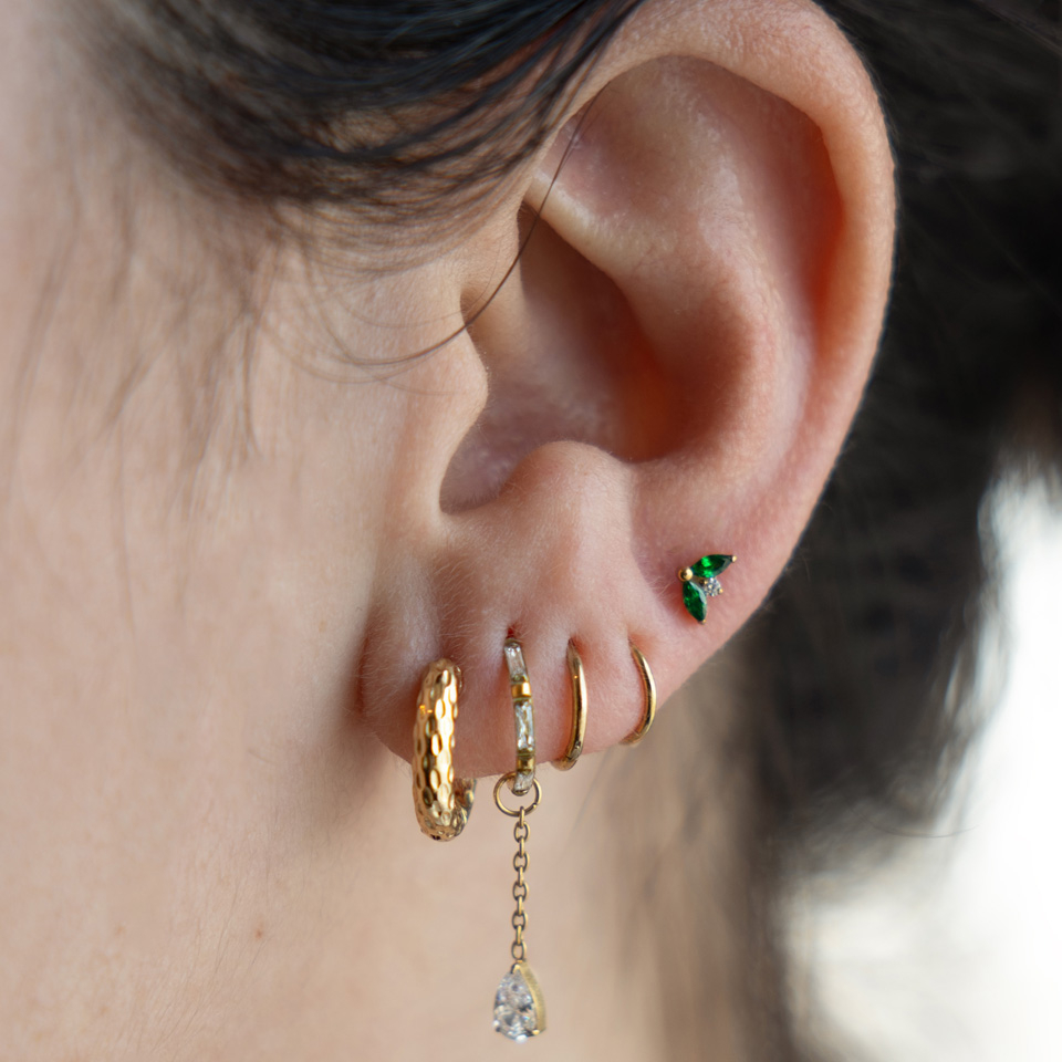 Titāna labrete ar smaragda krāsas akmentiņu pāri