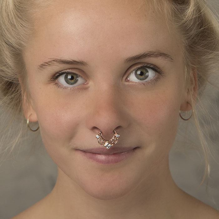 Septum pīrsings ar izgreznojumu un četrstūrainu kristālu