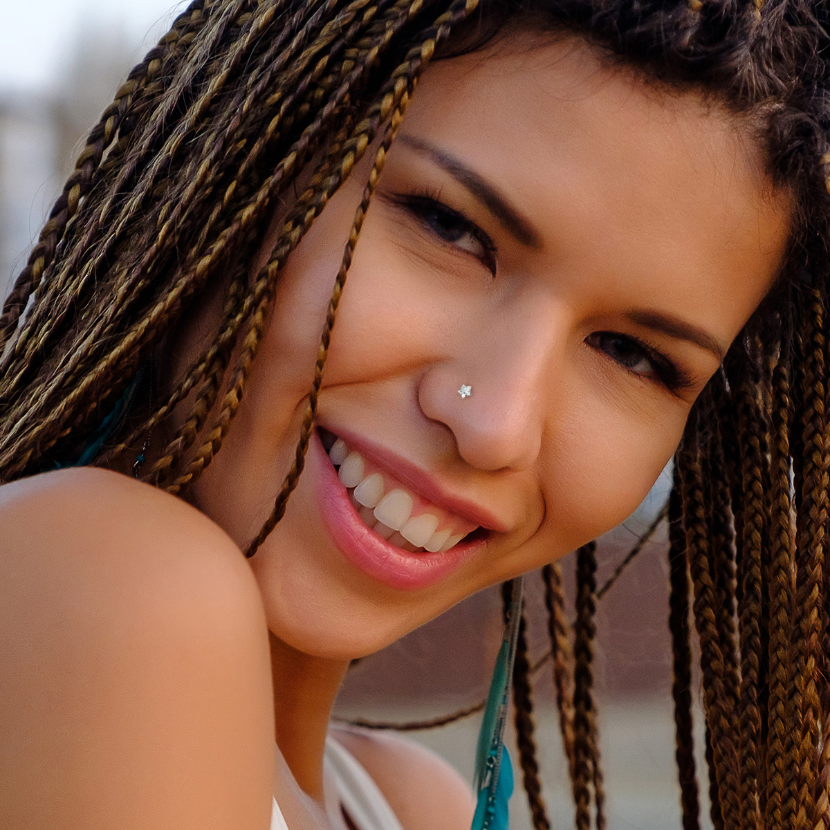 Deguna nagliņa ar jūsu izvēlētu akmentiņa dizainu un krāsu