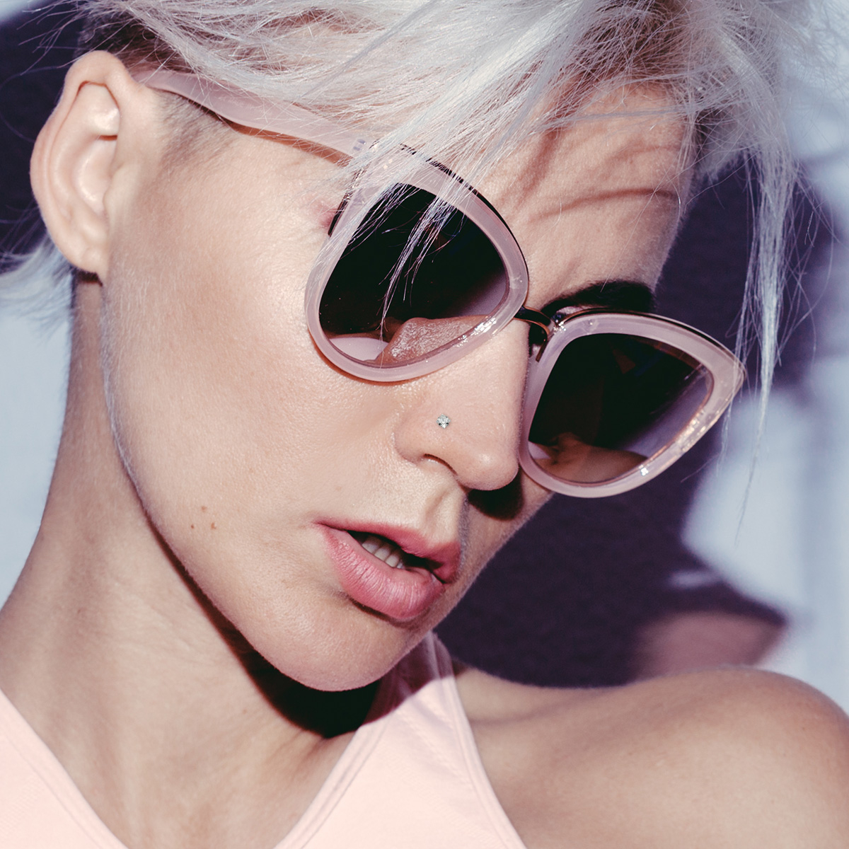 Deguna nagliņa ar jūsu izvēlētu akmentiņa dizainu un krāsu