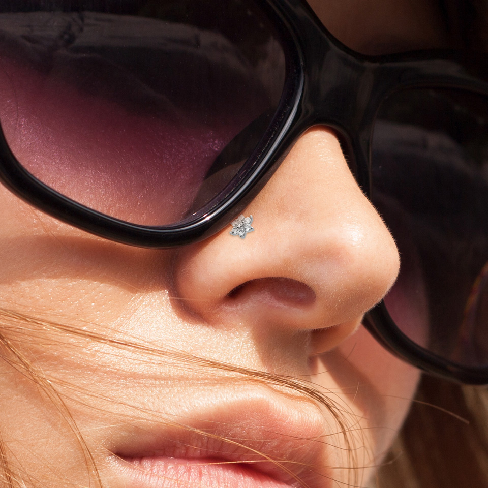 Deguna pīrsings no 14 karātu zelta ar kristāliem veidotu ziedu