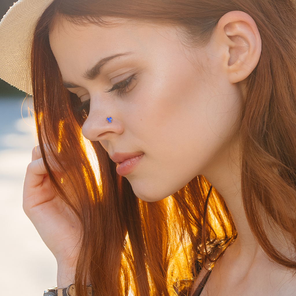 Deguna pīrsings L formas no 14 karātu zelta ar trīs opāliem