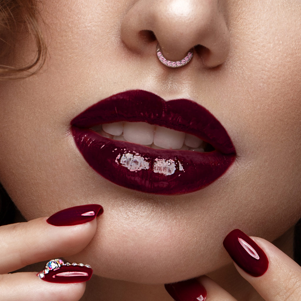 Septum pīrsingu gredzens ar kristāliem pārklātu malu