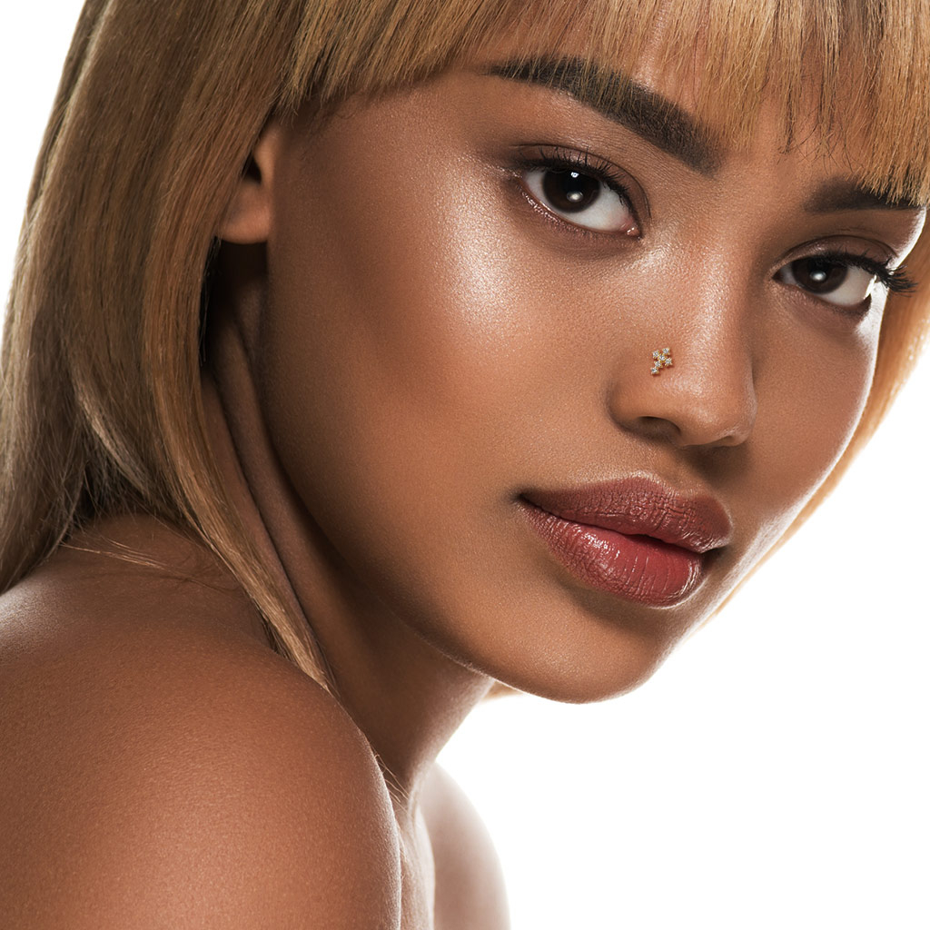 Deguna L formas nagliņa no 14K zelta ar kristāliem pārklātu krustu