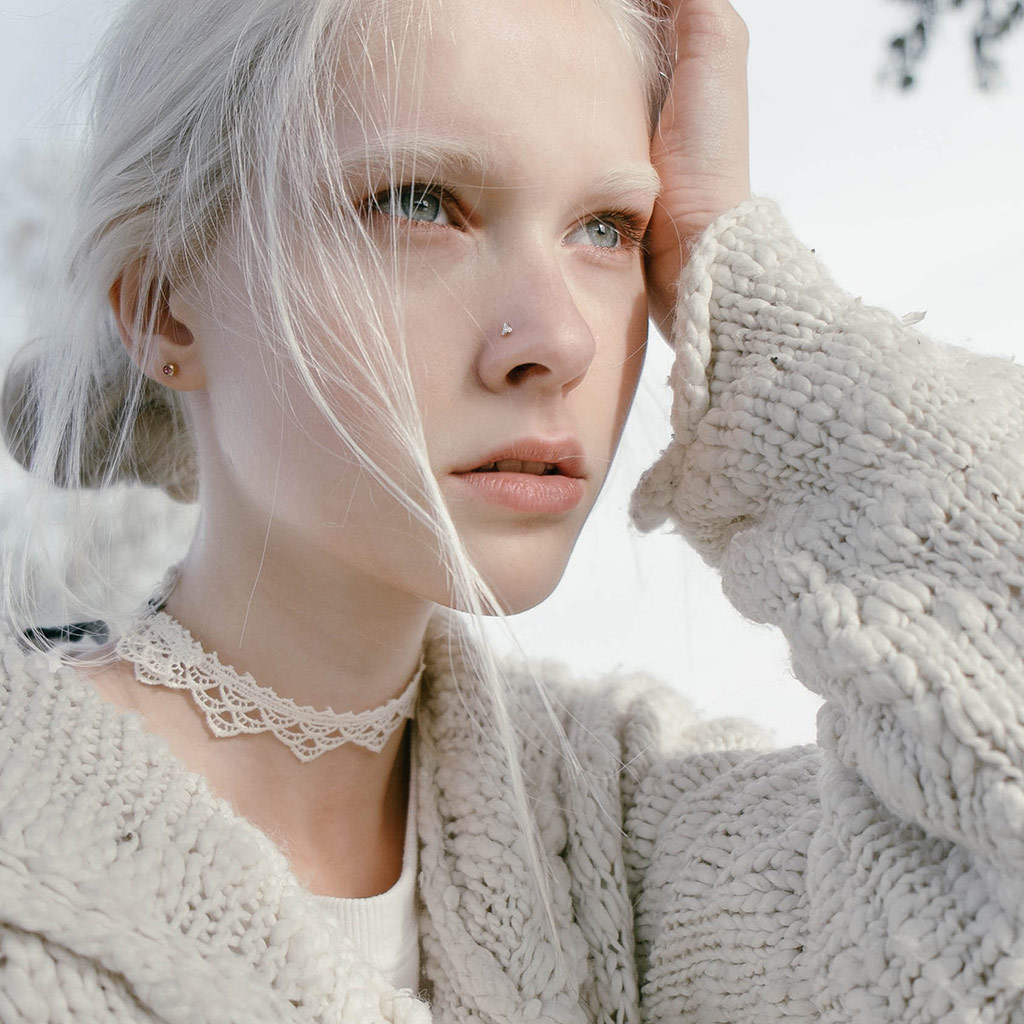 Deguna L-formas nagliņa no 14 karātu zelta ar trīsstūrainu kristālu