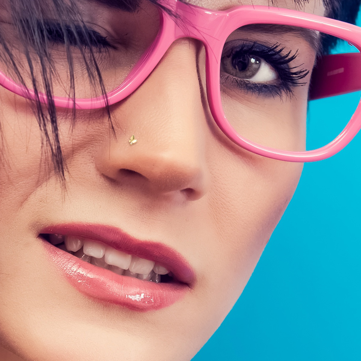 Deguna nagliņa izgatavota no 14 karātu zelta ar tauriņu