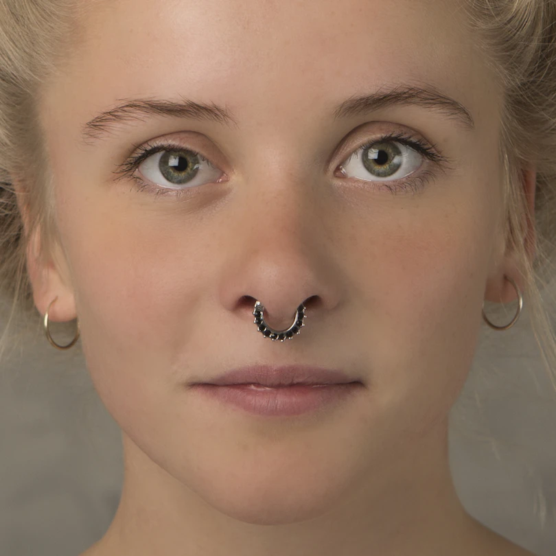 Septum klikeris ar kristāliem pārklātu apmali