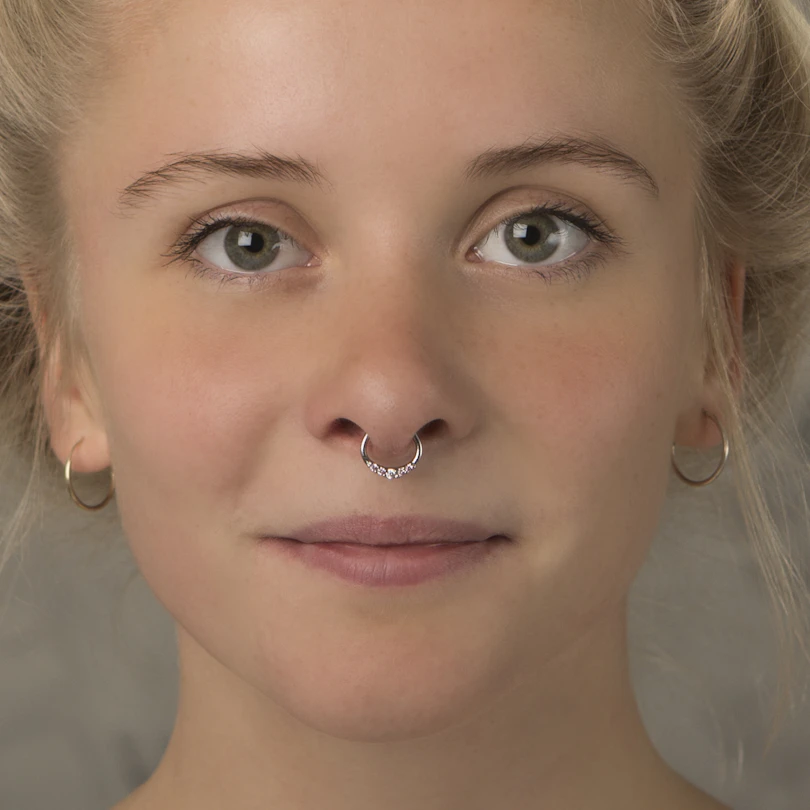 Septum pīrsings ar pieciem kristāliem