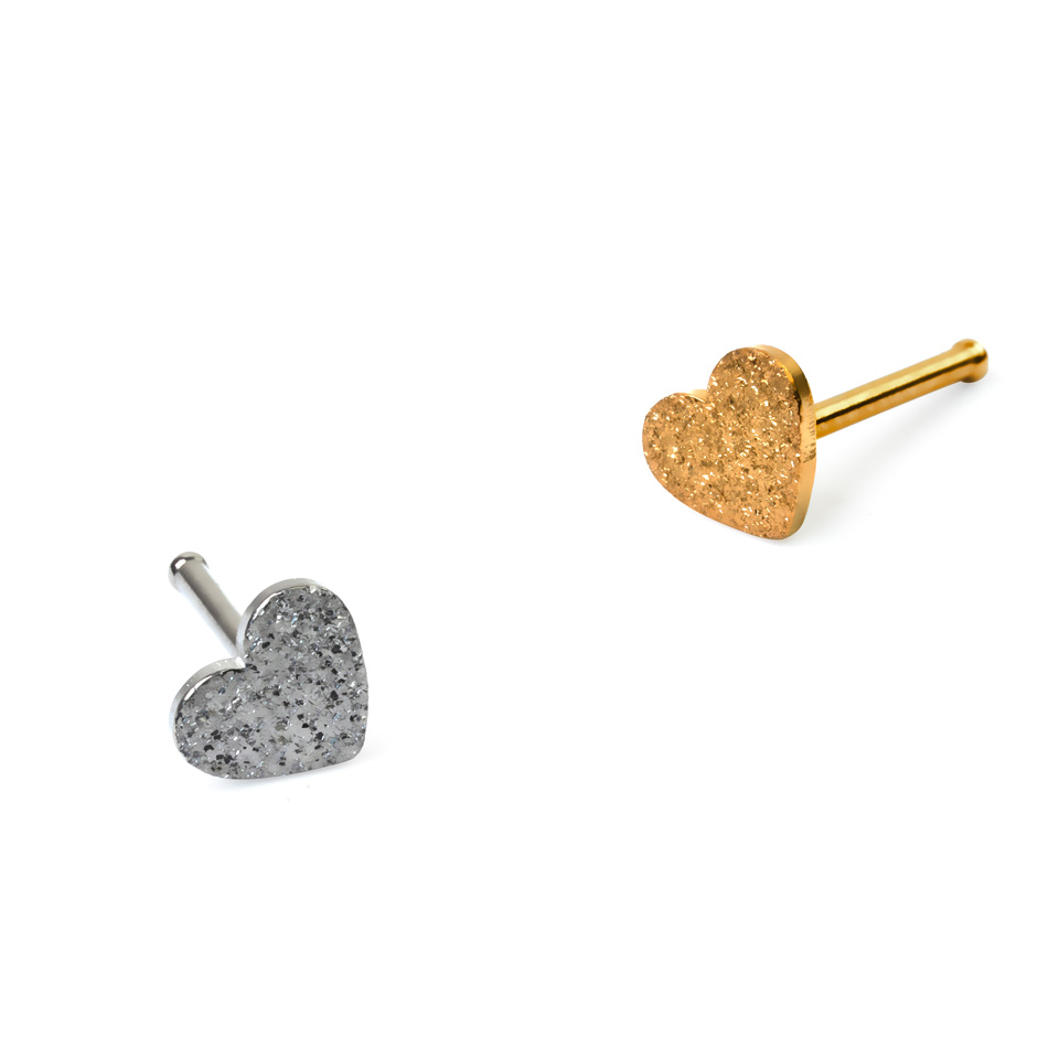 Deguna nagliņa ar mirdzošu sirsniņu