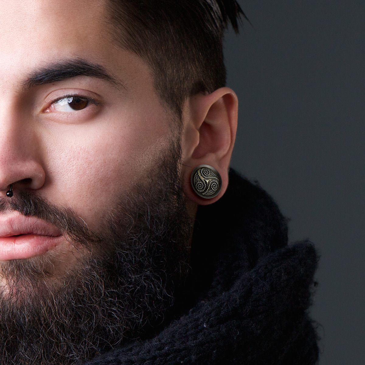 Plugs no koka ar punktiņveida tribal rakstu