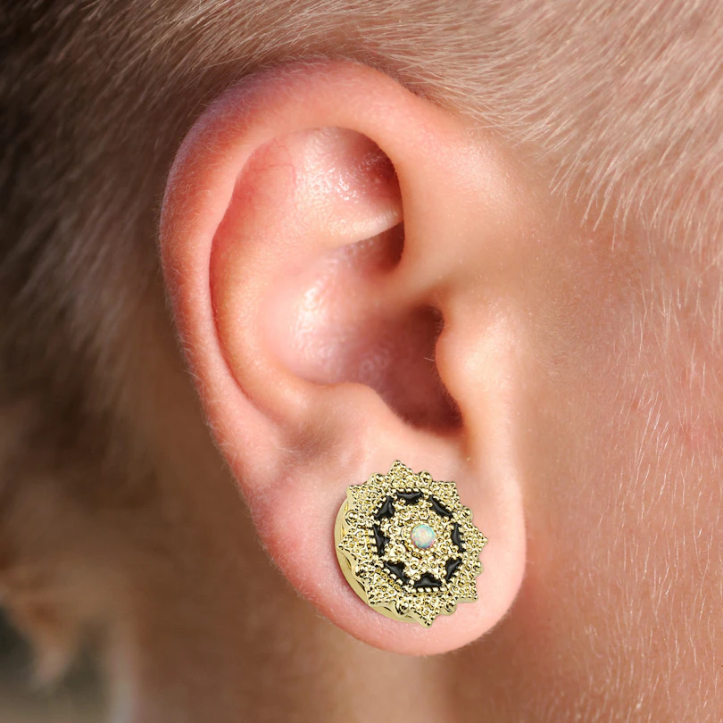 Plugs ar detalizētu priekšpusi un opāla akmeni