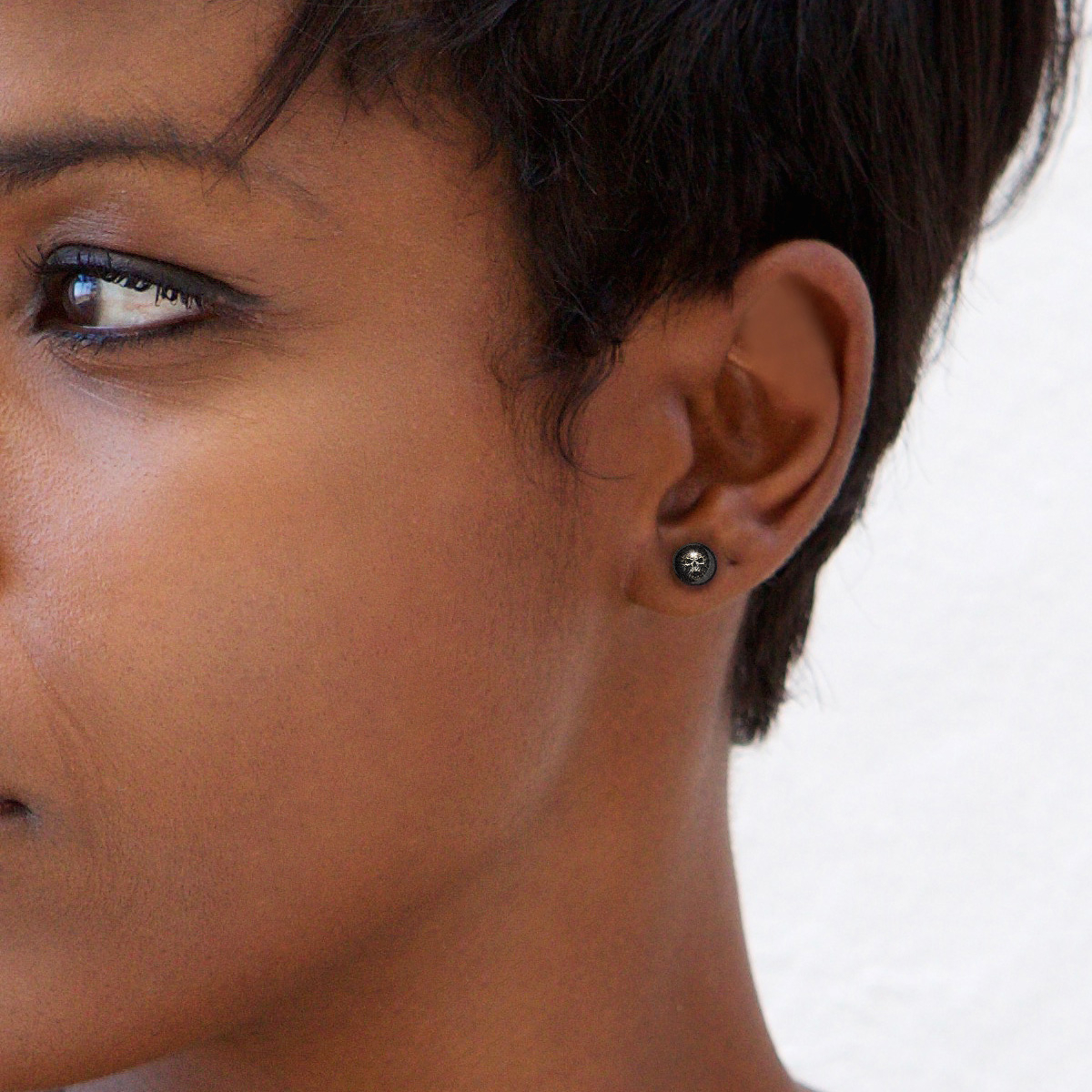 Plugs no akrila ar galvaskausu