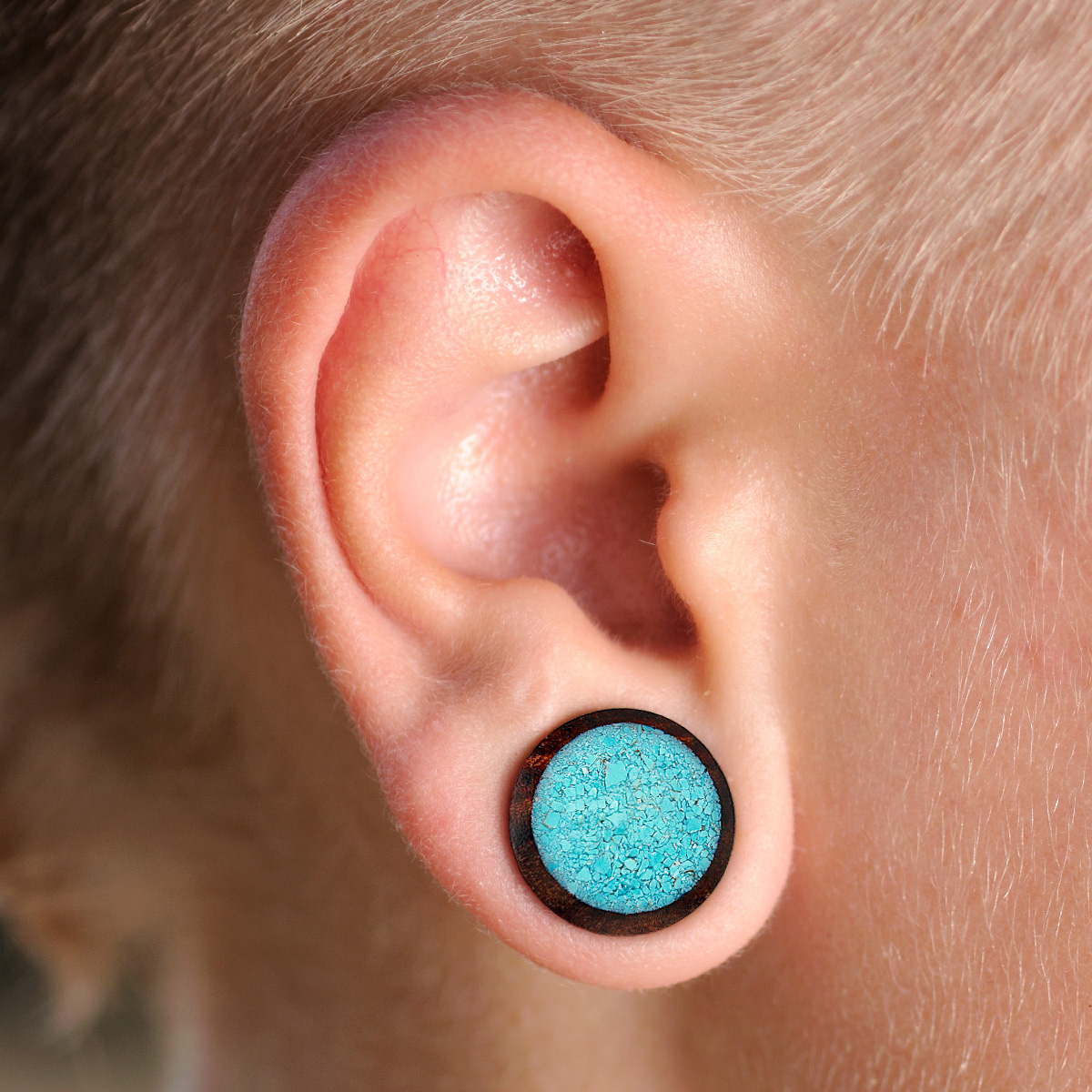 Plugs no koka ar sadrumstalotu tirkīza akmeni