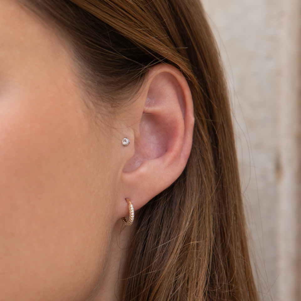 Pīrsingu gredzens ar eņģīti no 14K zelta ar CZ kristāliņiem pavé rakstā