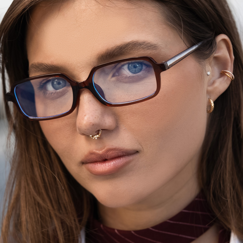 Uz priekšpusi vērsts pīrsingu gredzens ar taureņiem