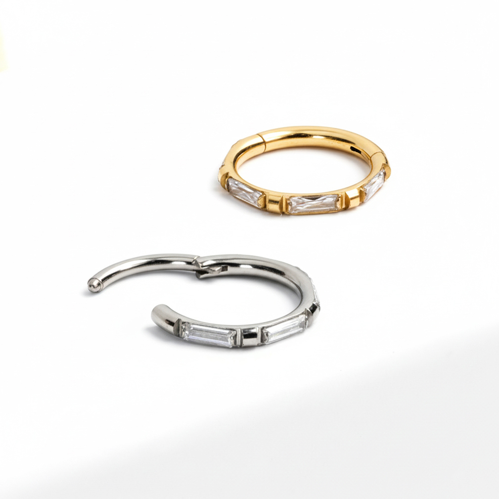 Pīrsingu gredzens no titāna ar bagetes slīpējuma akmentiņiem