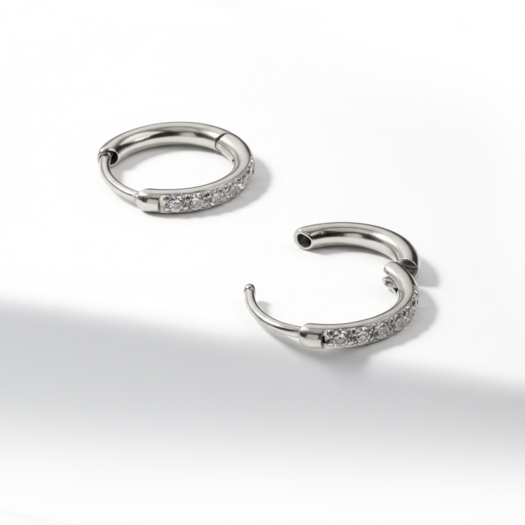 Pāris ar ķirurģiskā tērauda huggie auskariem ar akmentiņiem