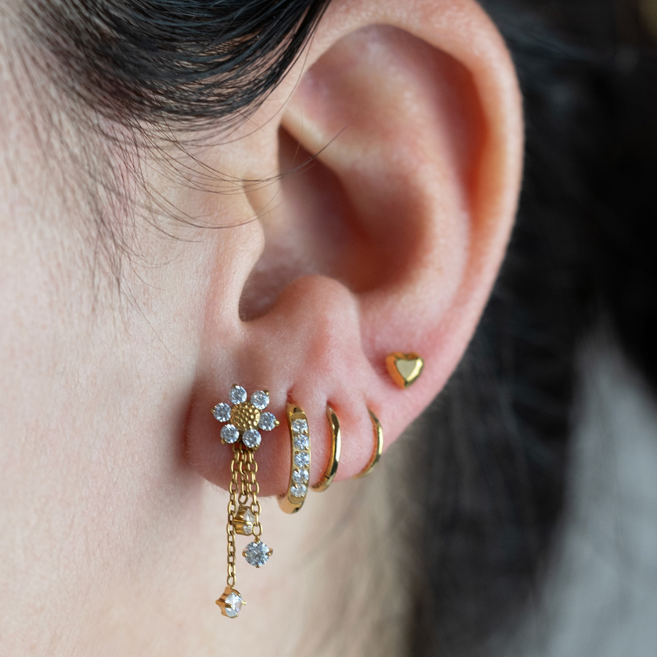 Titāna huggie pīrsingu gredzenu pāris ar akmentiņiem