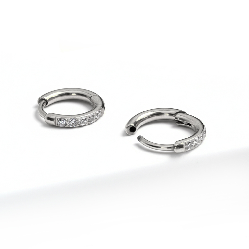 Titāna huggie pīrsingu gredzenu pāris ar akmentiņiem