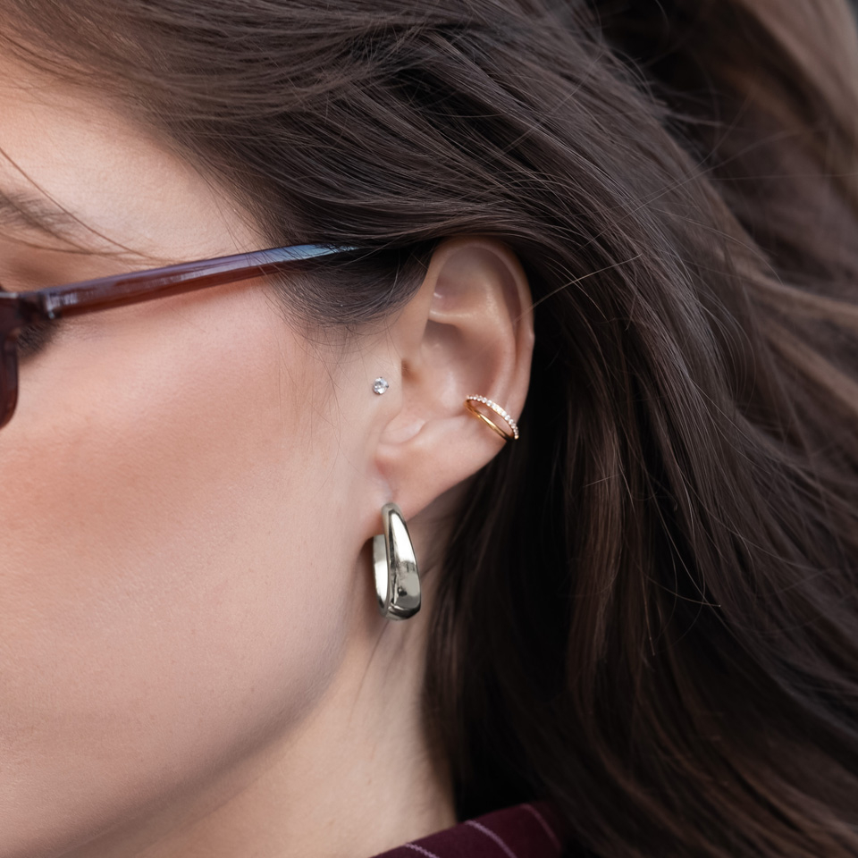 Divkāršs titāna pīrsingu gredzens ar akmentiņiem uz loka