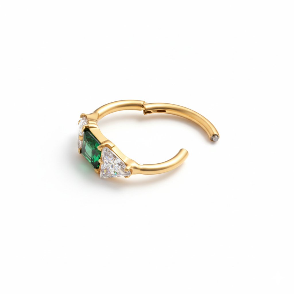 Pīrsingu gredzens no titāna ar zaļu centrālo akmentiņu