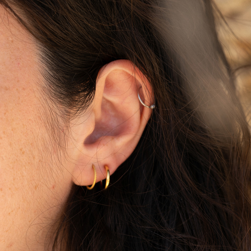 Pīrsingu gredzens ar pie riņķa gala fiksētu bumbiņu