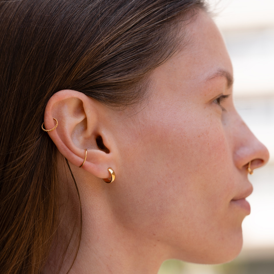 Pīrsingu gredzens segmentēts ar eņģīti dažādās krāsās