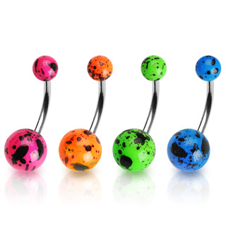 Nabas pīrsings ar melniem plankumiņiem