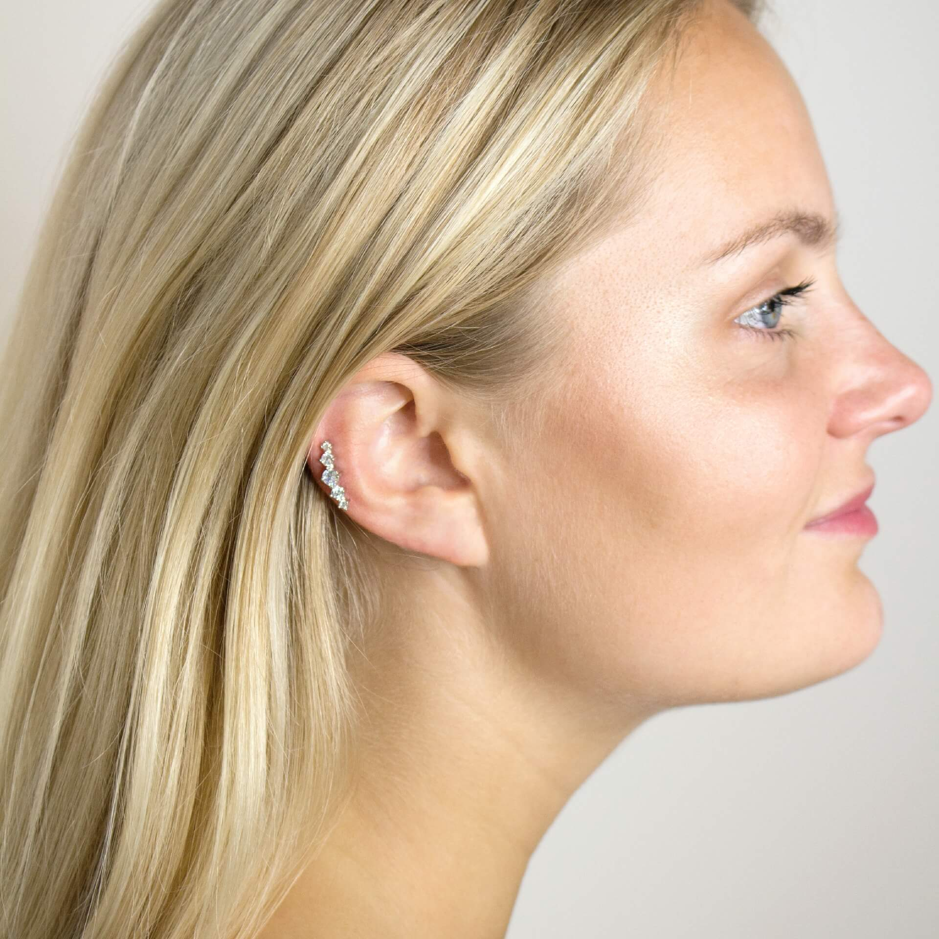 Helix pīrsings ar kristālu rindu